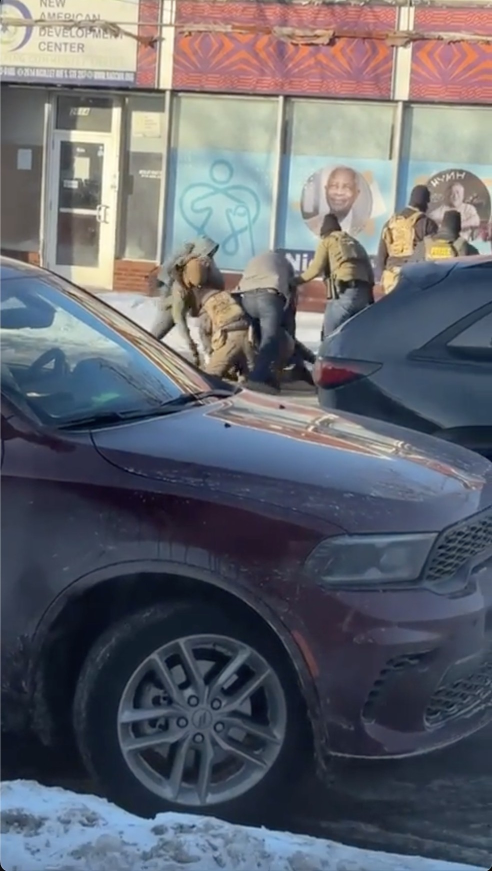 Agente da Patrulha de Fronteira golpeia Alex Pretti na cabeça com lata de spray de pimenta em Minneapolis — Foto: Reprodução/Redes sociais