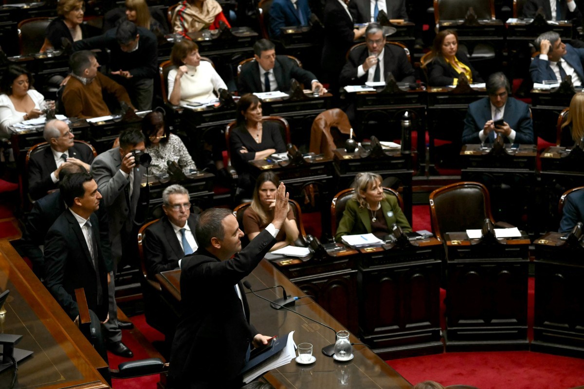 Chefe de gabinete de Milei se defende no Congresso argentino de suspeitas de corrupção