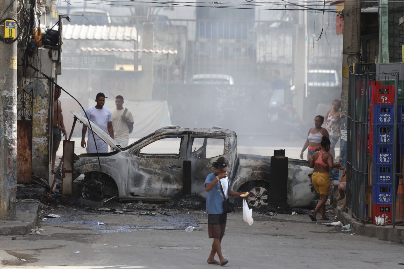 Na foto, carro incendiado na Entrada das Casinhas — Foto: Fabiano Rocha / Agência O Globo