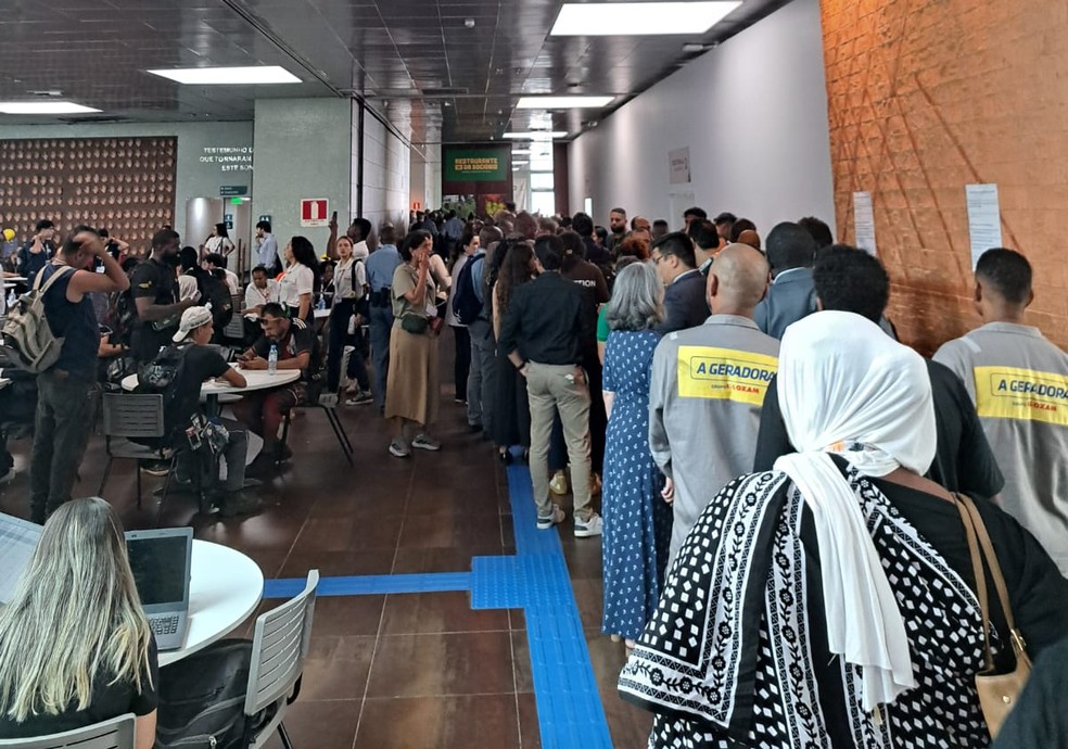 Delegates face long queues for lunch on first day of COP30 — Photo: Lucas Altino