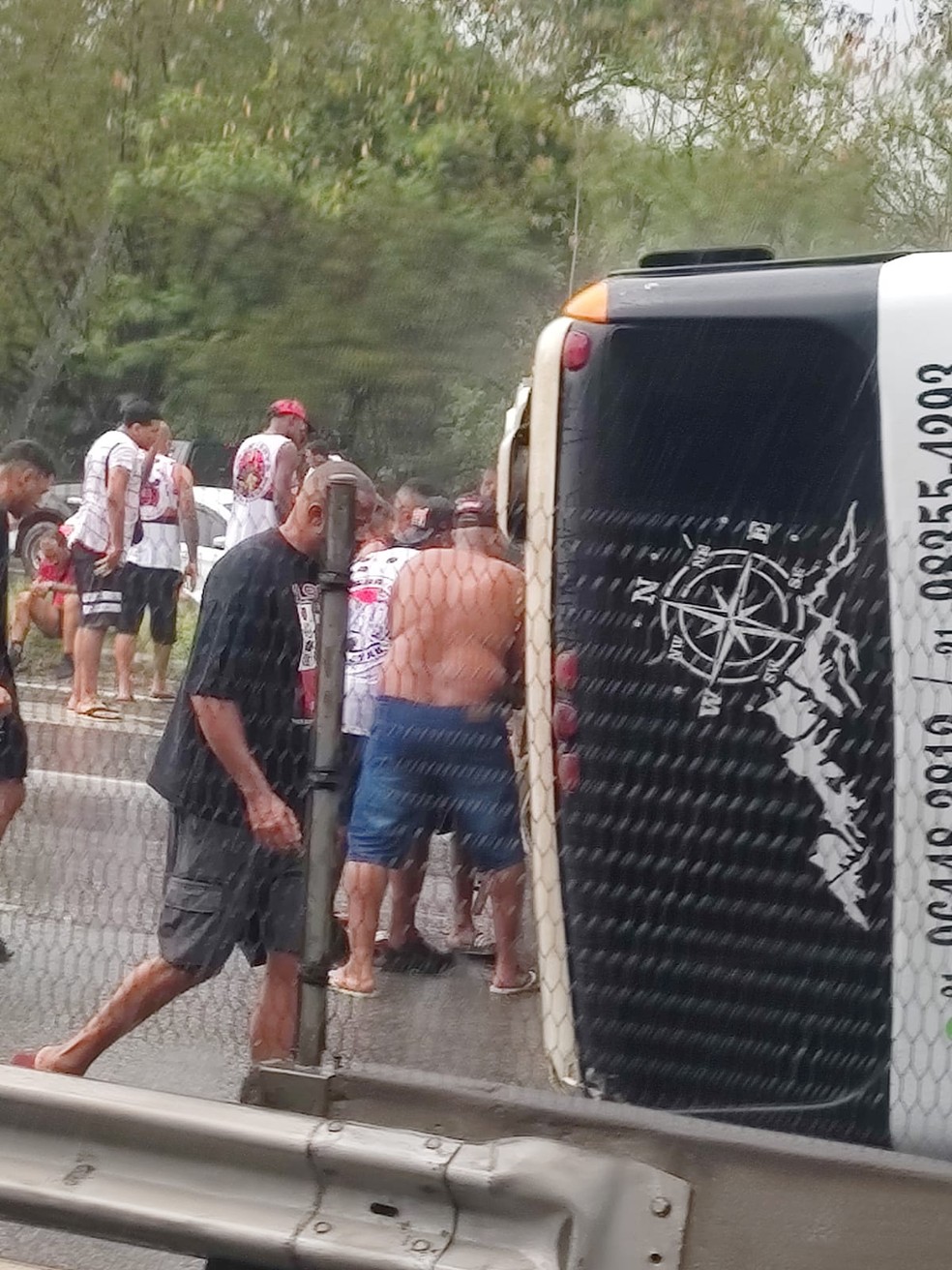 Ônibus de torcedores do Flamengo tomba em Barra Mansa, no km 282 da BR-116, no sentido SP — Foto: reprodução
