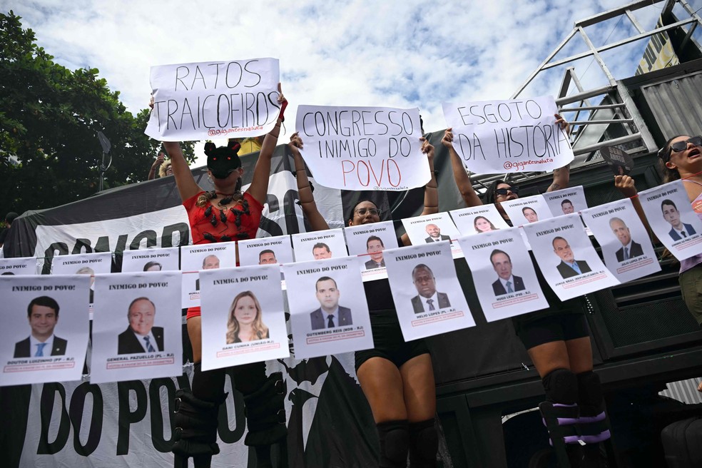 Criticism of the Rio de Janeiro congress — Photo: Mauro Pimentel/AFP