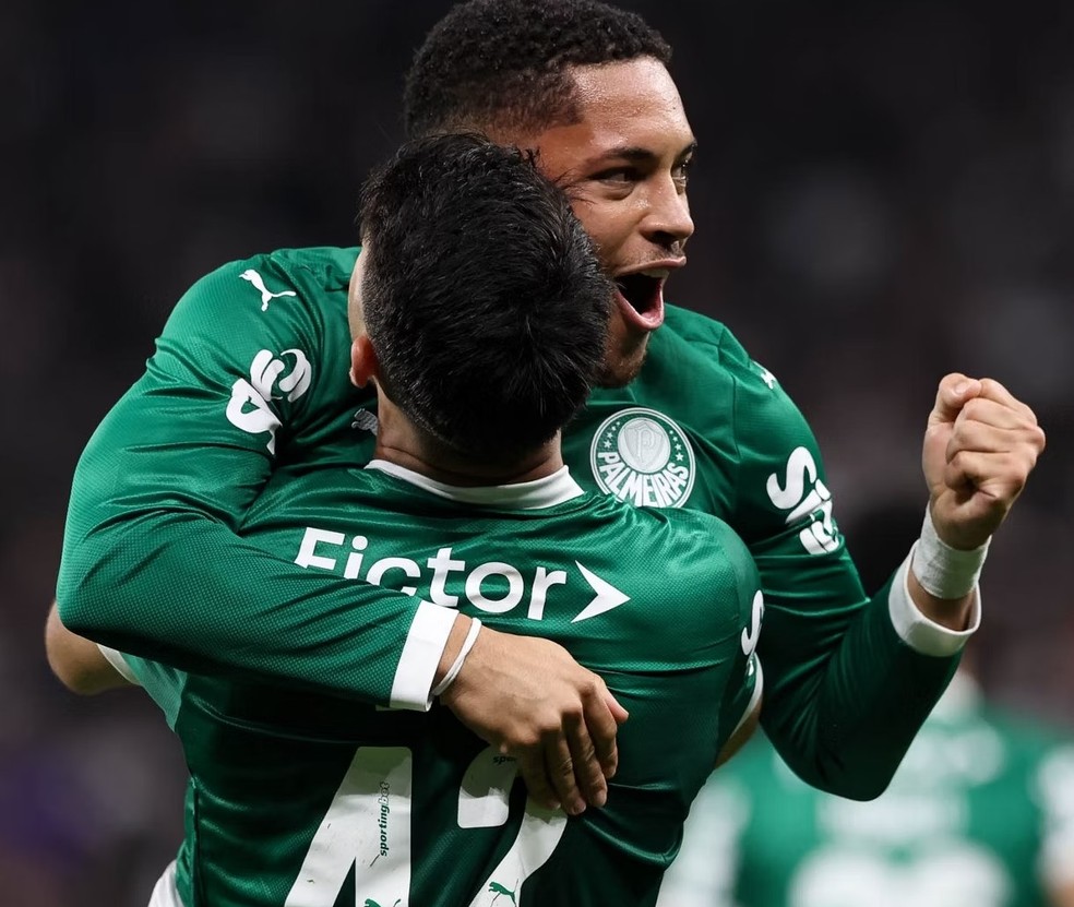 Vitor Roque comemora com Flaco Lopez: dupla assumiu o ataque do Palmeiras em 2025 — Foto: Cesar Greco/Palmeiras
