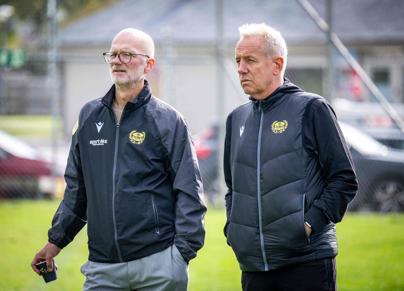 Clube de associação, como todos os clubes profissionais da Suécia, o Mjällby AIF é presidido há dez anos pelo empresário local Magnus Emeus (à esquerda) — Foto: Johan Nilsson/TT News Agency/AFP