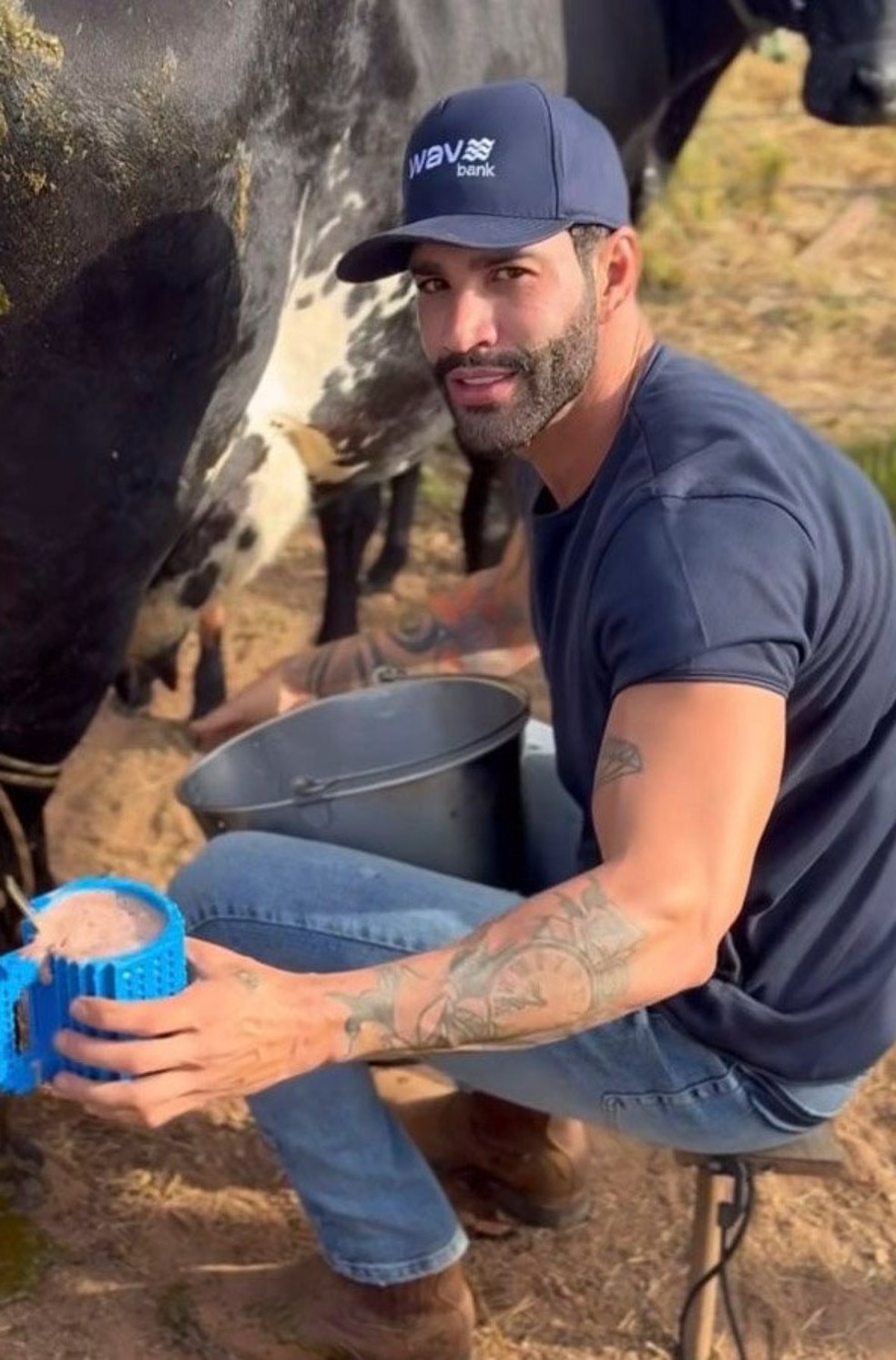 Gusttavo Lima ensina filho a tirar leite de vaca e prepara achocolatado na fazenda — Foto: Reprodução Instagram