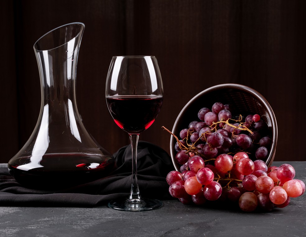 O vinho tinto fermenta junto com as cascas da uva, ricas em precursores de aminas — Foto: Freepik