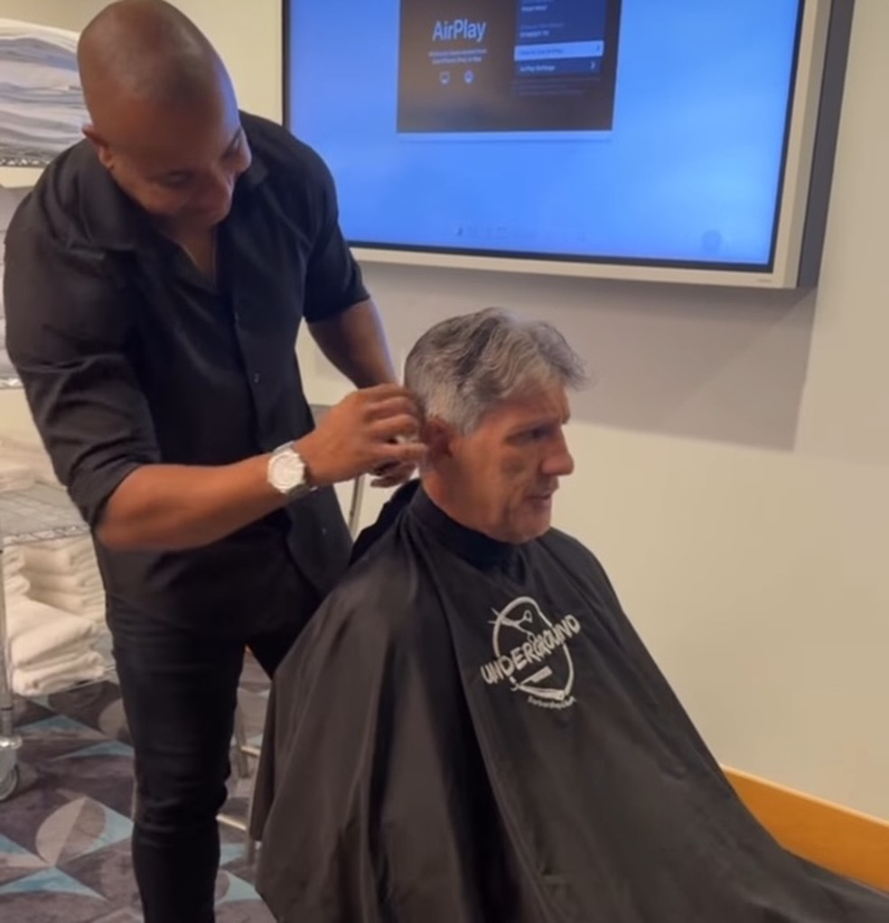 Renato Gaúcho corta o cabelo na concentração do Fluminense — Foto: Reprodução
