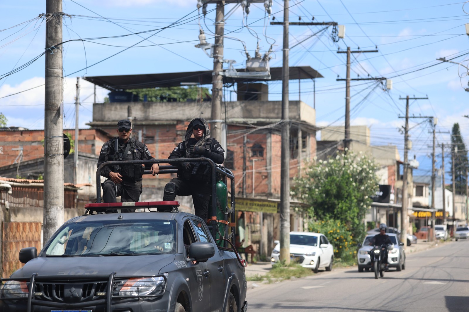 Military and civil police carry out an operation at Complexo do Salgueiro, in São Gonçalo — Photo: Fabiano Rocha / Agência O Globo