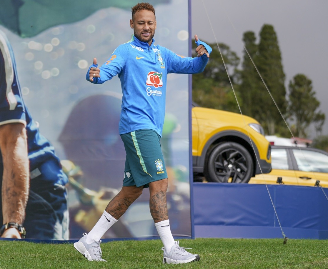 Entre sorrisos e sem mancar, Neymar ganha abraço e tapinha nas costas de presidente da CBF na Granja Comary