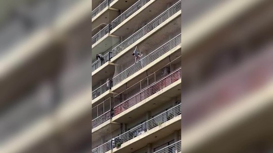 Menino de 11 anos fica pendurado em sacada de apartamento na Argentina e é resgatado por vizinhos; vídeo 