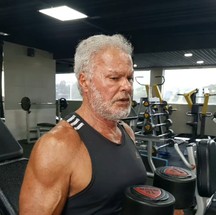 A última novela de Kadu foi "Topíssima" (2019), da Record. Aos 71 anos, ele é ativo nas redes sociais e mostra sua rotina de treinos na academia — Foto: Reprodução/Instagram