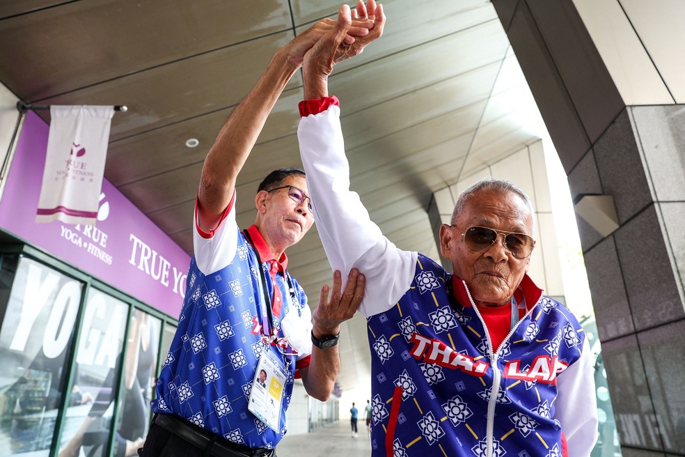 Sawang, pai de cinco filhos, come&ccedil;ou a se exercitar aos 90 anos, inspirado pelo desejo de evitar ficar de cama como seus amigos &mdash; Foto: I-Hwa Cheng/AFP