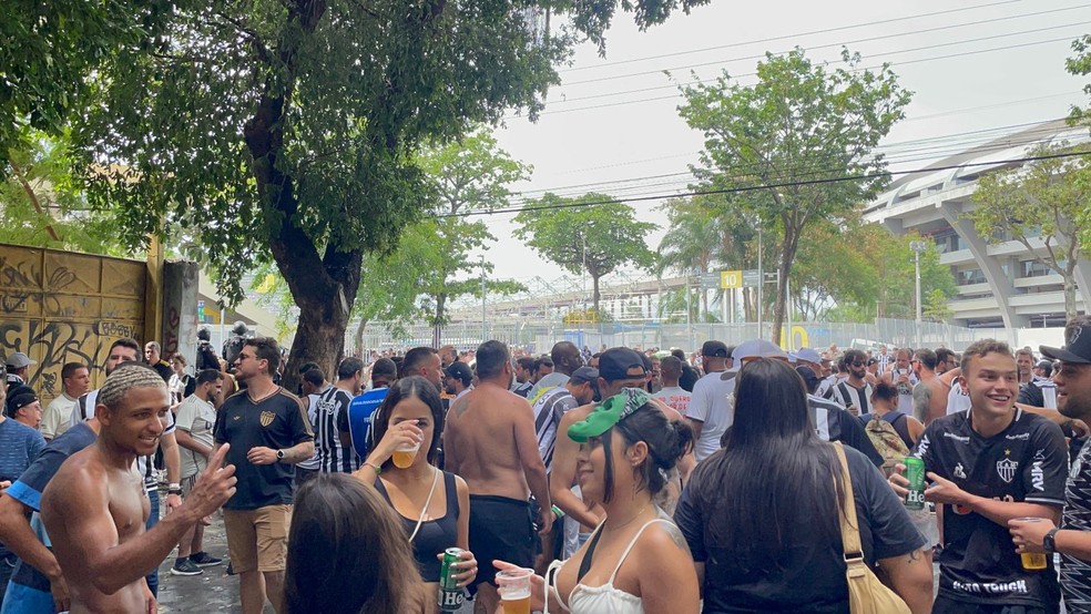 Torcida do Galo com máscara do herói Hulk, em homenagem ao craque e capitão do time — Foto: João Pedro Fragoso