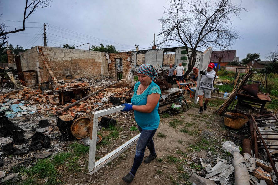 Moradores caminham entre ruínas na cidade de Chernihiv, na Ucrânia