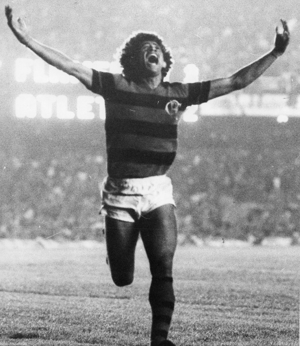 Nunes comemora gol que deu título brasileiro ao Flamengo em 1980 — Foto: Agência/O Globo
