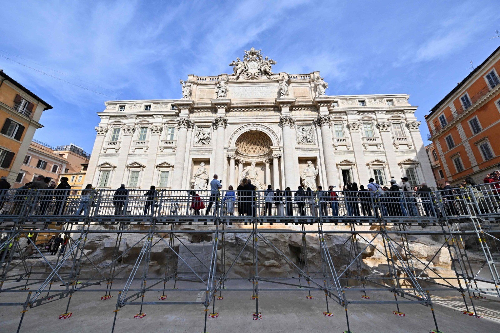 Fotos: Fontana di Trevi, em Roma, ganha passarela, e turistas podem visitar o monumento durante restauração