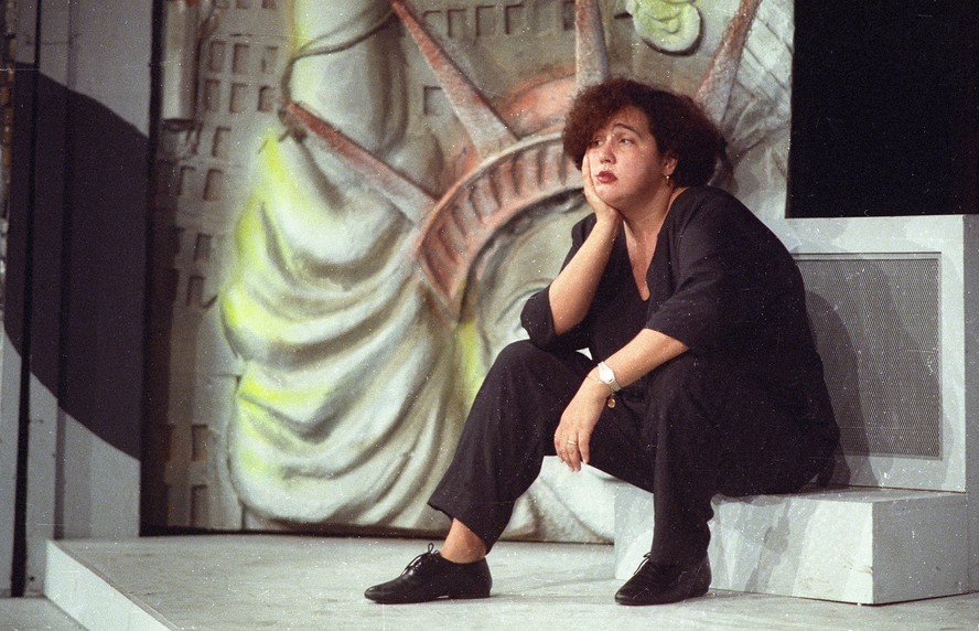 Claudia Jimenez em cena da peça 'Como encher um biquíni selvagem', em 1992