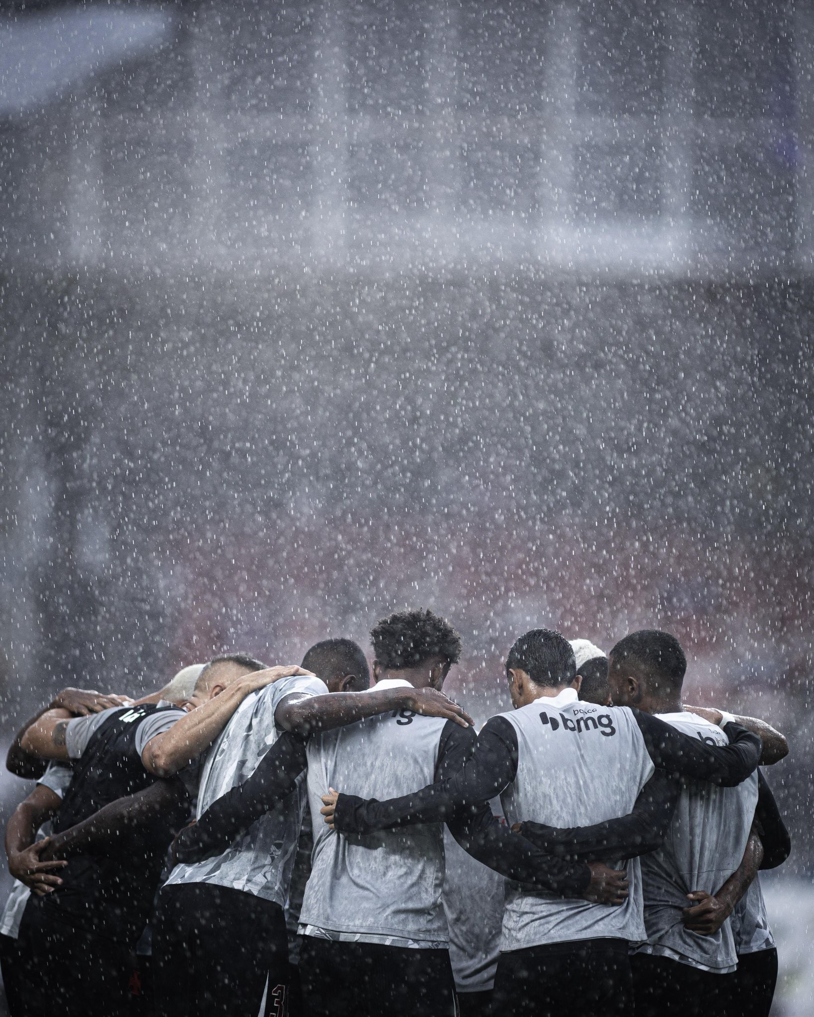 Fortes chuvas atrasam início do jogo entre Remo e Vasco, pelo Brasileirão