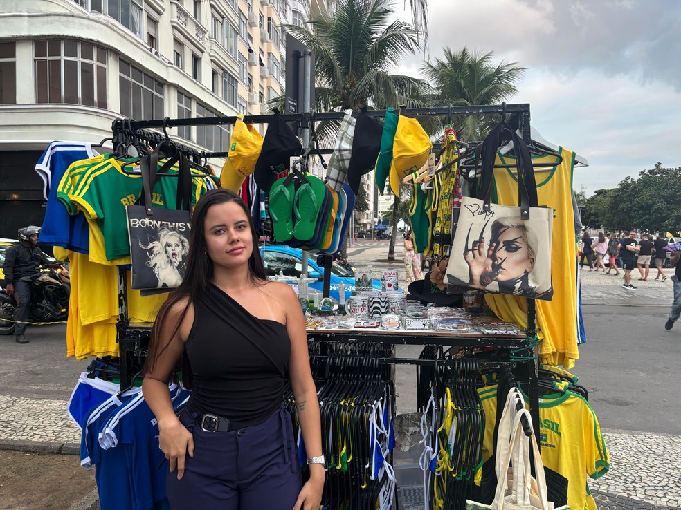 Dona de loja levou produtos para a calçada do Copa — Foto: Henrique Barbi / Agência O Globo