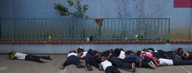 Crianças de bairros violentos da Venezuela passam por treinamento para lidar com tiroteios, em Caracas — Foto: MIGUEL ZAMBRANO/AFP
