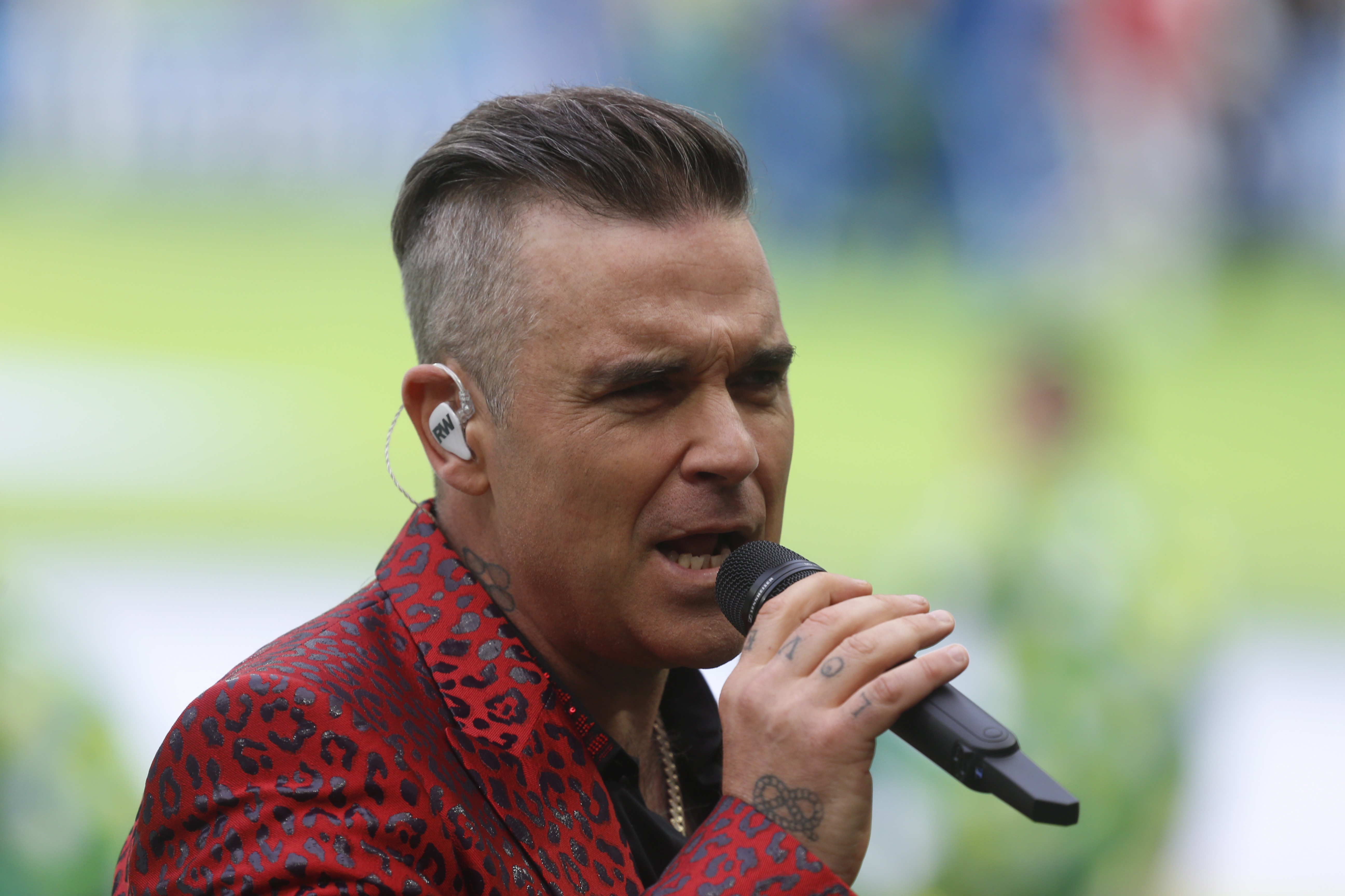 Robbie Williams quebra recorde dos Beatles com novo álbum no topo das paradas britânicas