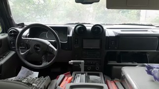 Interior do Hummer H2 Stretch — Foto: Reprodução