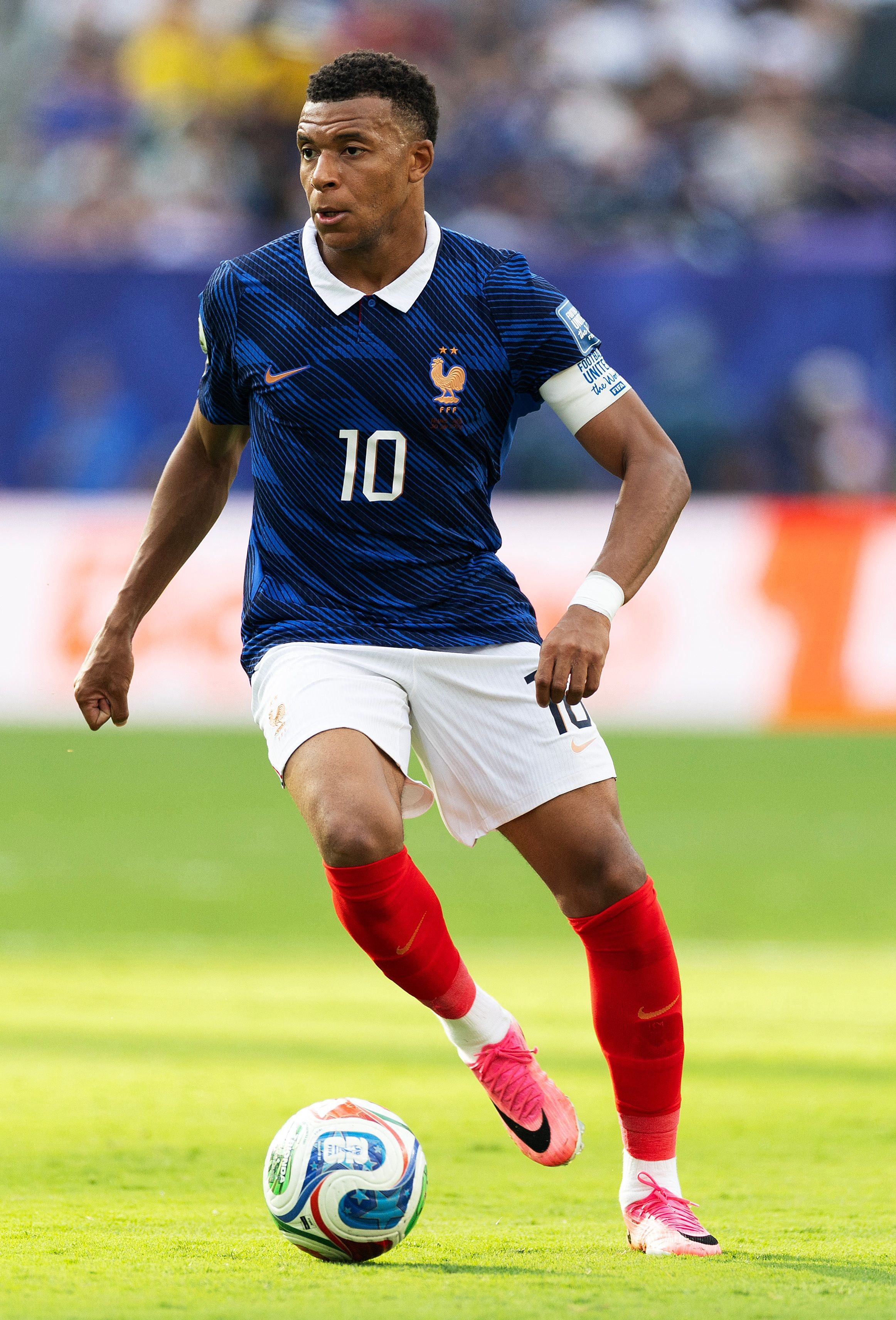'Também sabemos jogar um futebol sujo', diz Mbappé após classificação da França sobre o Paraguai