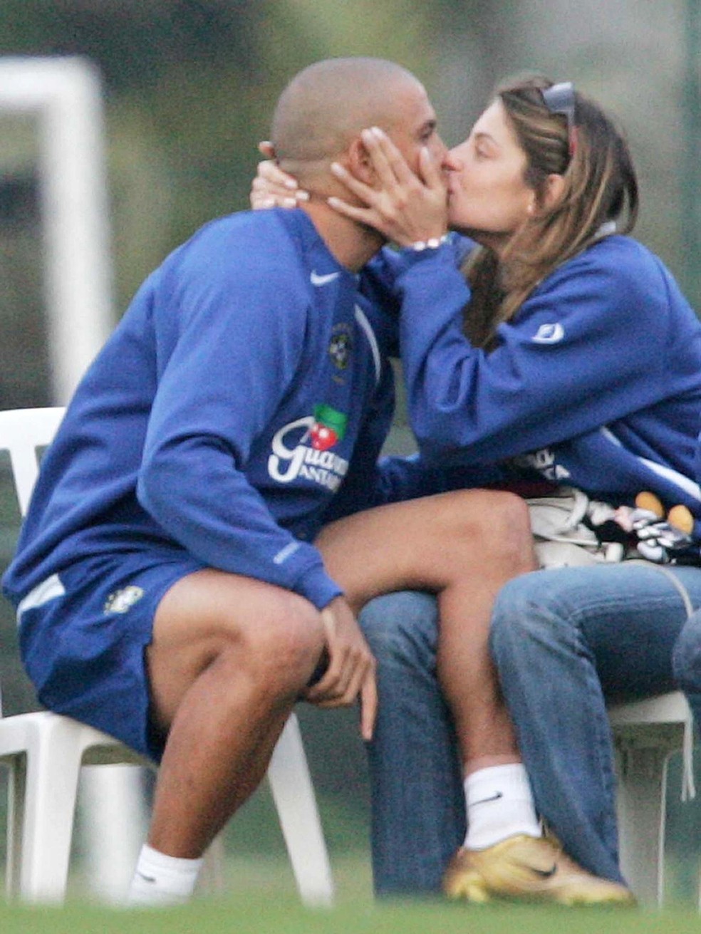 O jogador Ronaldo Fenômeno e a modelo Daniele Cicarelli em agosto de 2004 — Foto: Vanderlei Almeida