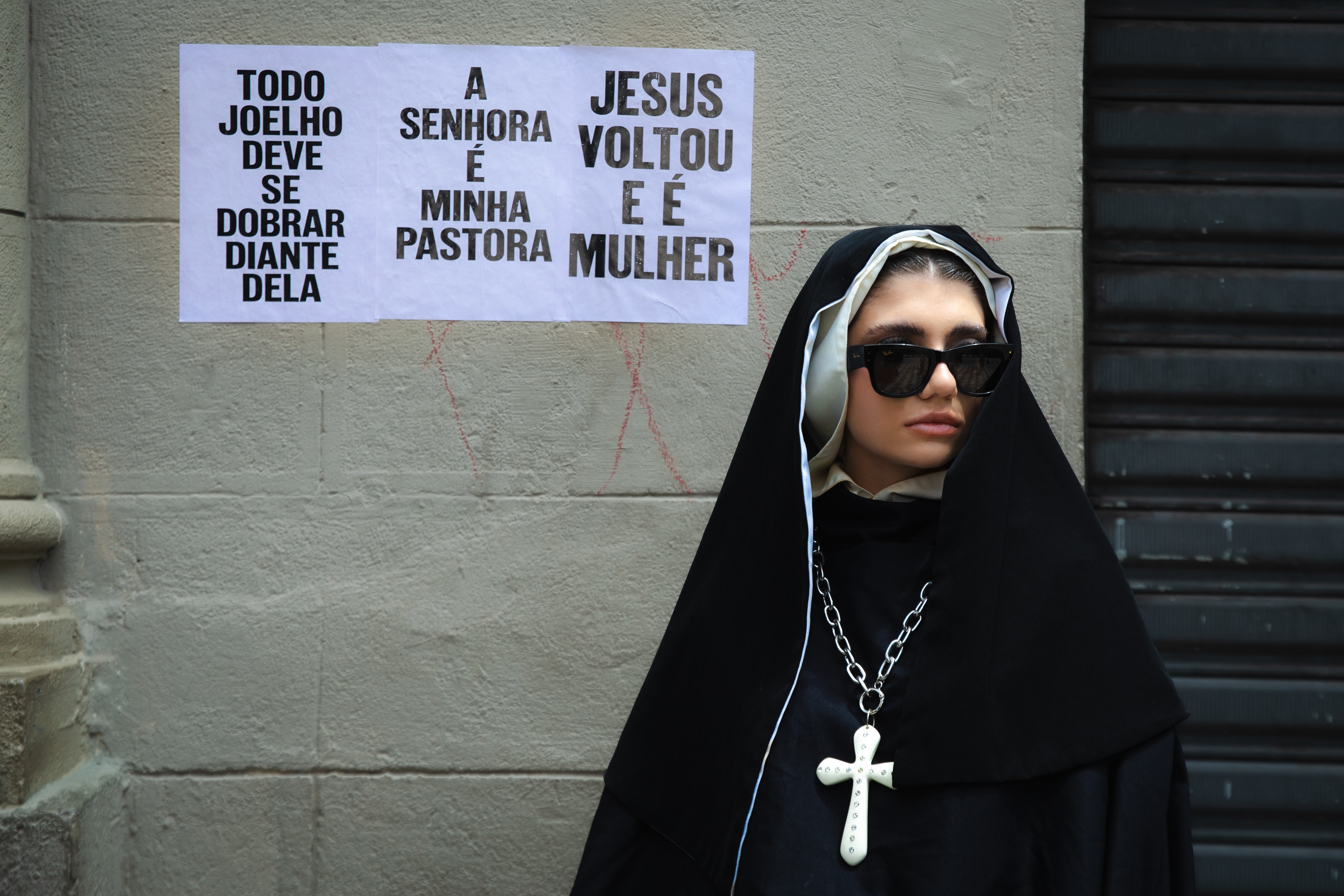 Após ‘King Kong Fran’, Rafaela Azevedo critica cristianismo em nova peça: ‘não consigo mais ignorar isso’ - QTU Questões do Universo