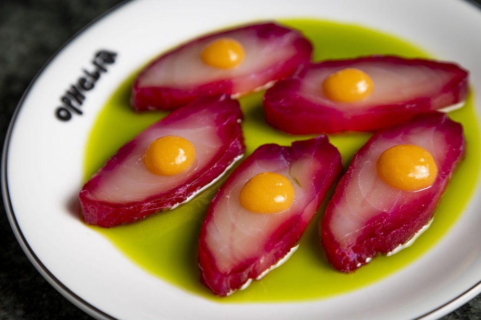 O gravlax curado com beterraba e laranja é uma pedida — Foto: Guito Moreto