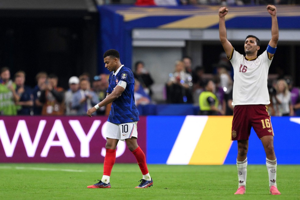 Mbappé lamenta eliminação na semifinal da Copa, enquanto Rodri comemora — Foto: David Ramos / GETTY IMAGES NORTH AMERICA / Getty Images via AFP