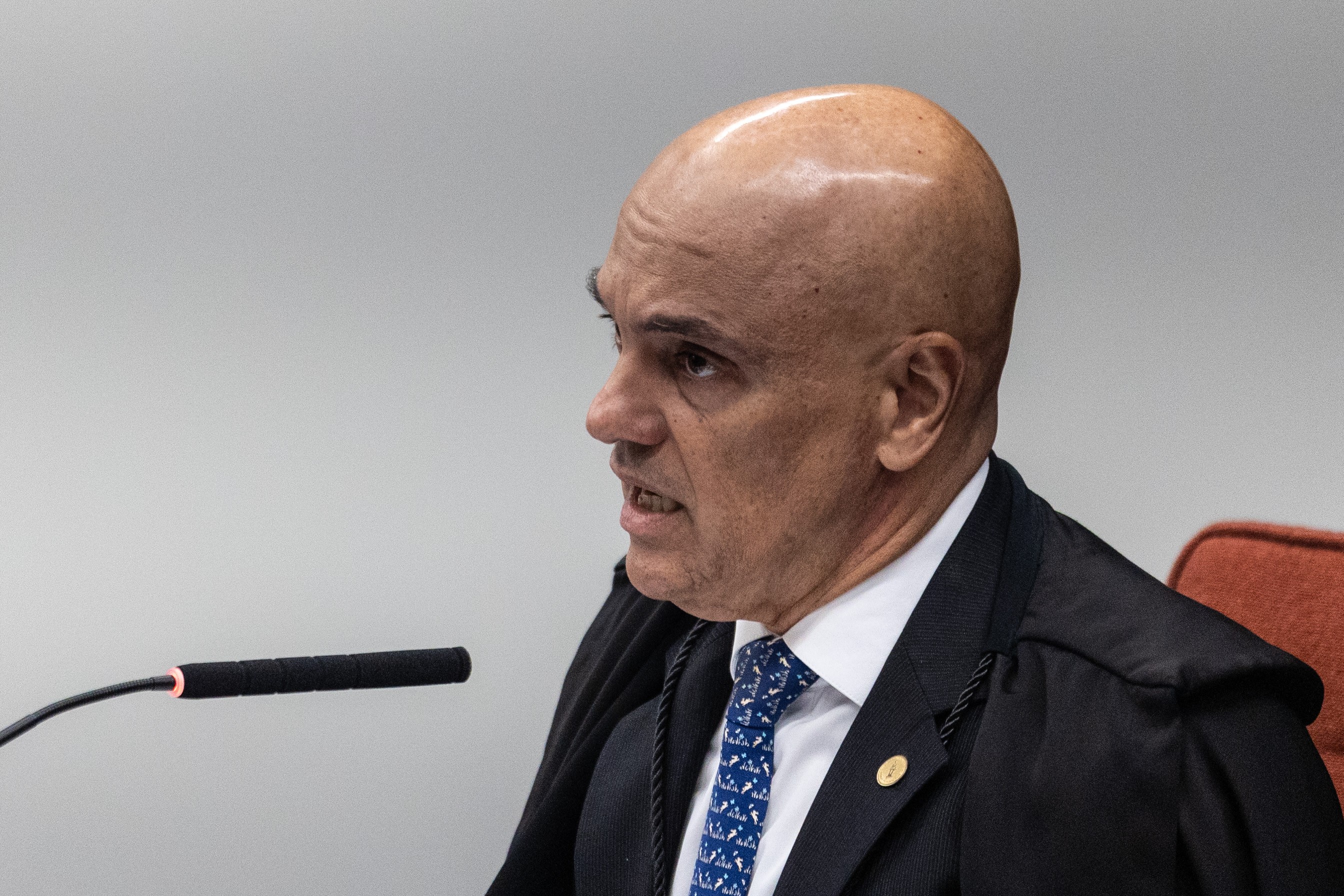 Por que Moraes não é investigado?
