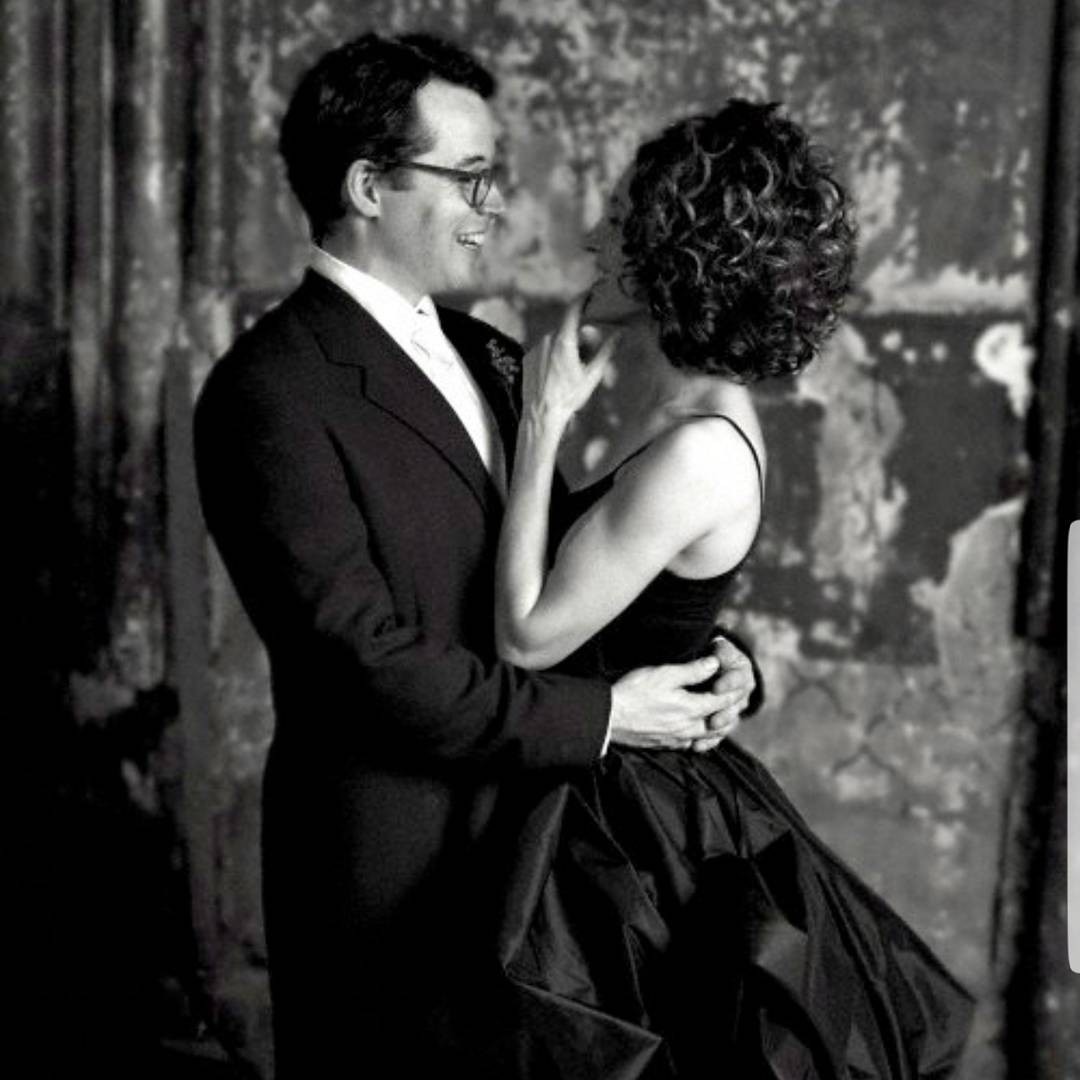 Sarah Jessica Parker, de 'Sex and the city', se casou com Matthew Broderick, em 1997, usando um vestido preto — Foto: Reprodução / Instagram