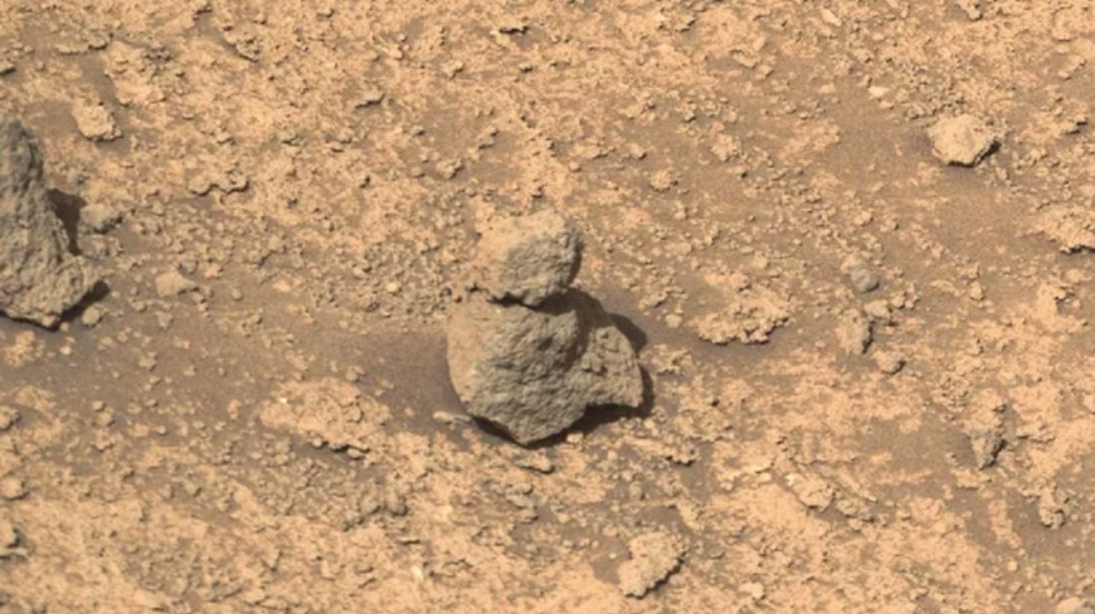 Rocha com formato próximo a um boneco de neve é encontrada pela Nasa em Marte — Foto: NASA/JPL-Caltech/ASU; edição por Daisy Dobrijevic/Space.comm
