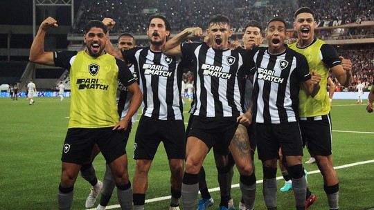 Botafogo vence o corinthians, reassume a liderança e segue 100%