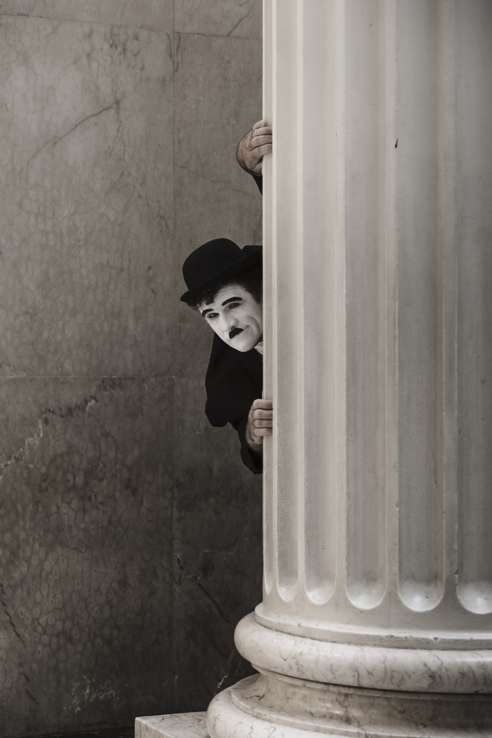 Roberson Martins de Carvalho, o "Chaplin carioca", no CCBB Rio, que recebe a mostra de cinema "Chaplin" — Foto: Leo Martins/Agência O Globo