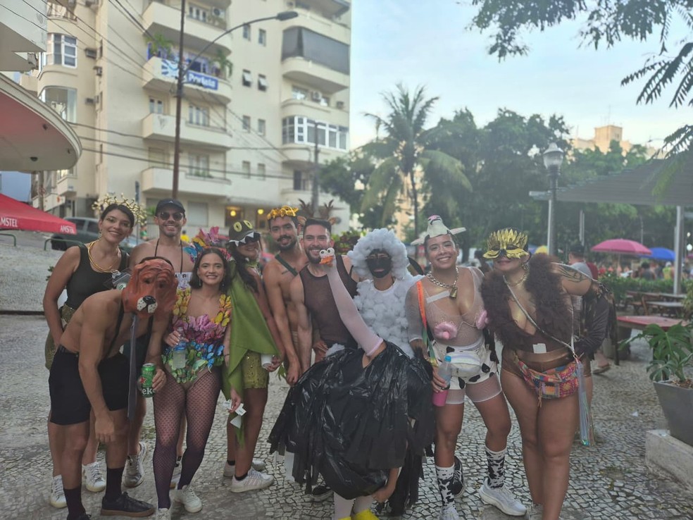 Grupo vai ao bloco fantasiados com referência ao jogo do bicho — Foto: Ana Lívia Mendes