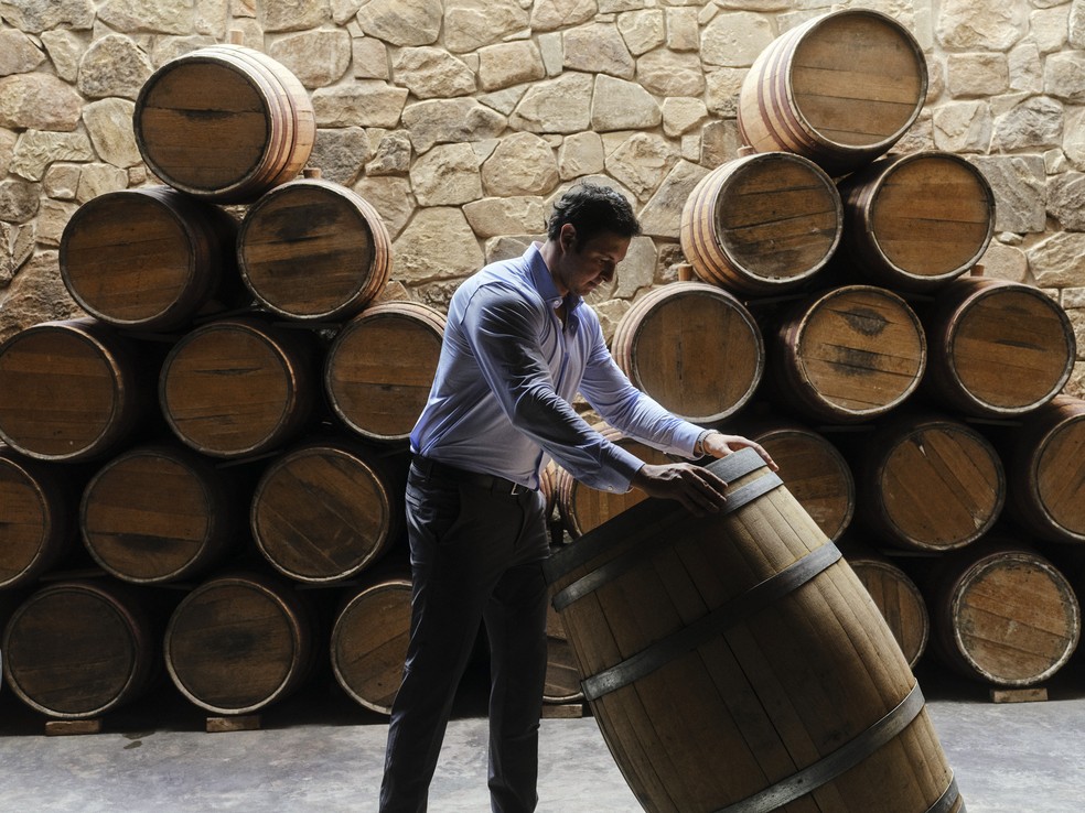 Franz Molina, da Bodega Kuhlman, com barris de seu vinho produzido na região de Tarija, no sul da Bolívia — Foto: Nick Ballón/The New York Times