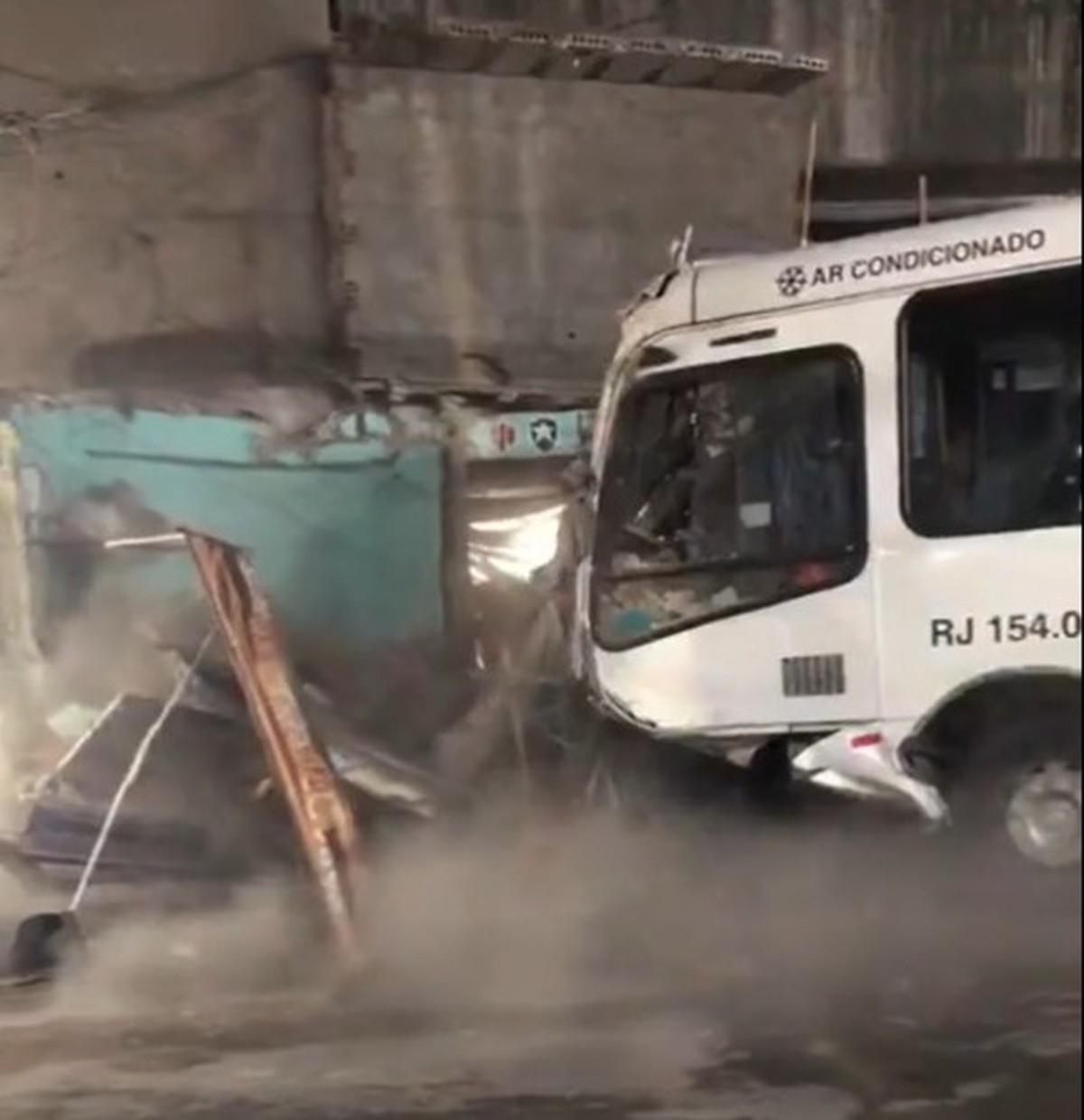 Acidente com &ocirc;nibus desgovernado na Zona Norte do Rio deixa nove feridos