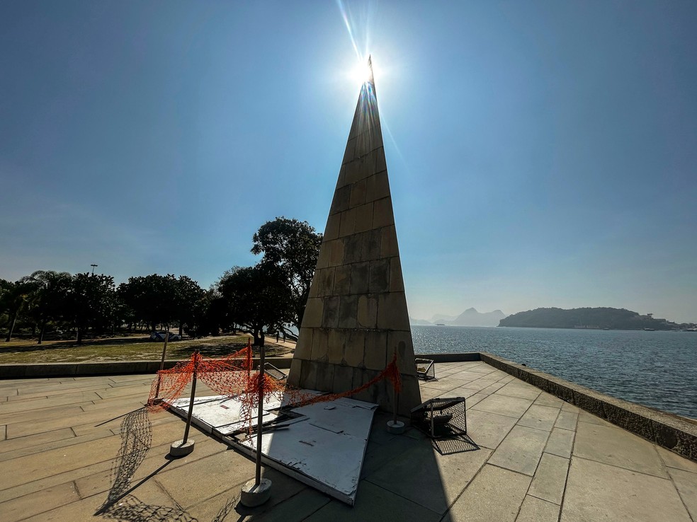 Monumento em homenagem a Estácio de Sá com sinais de que está em manutenção — Foto: Gabriel de Paiva / Agência O Globo