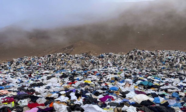Vista das roupas usadas expostas no deserto do Atacama, no Chile — Foto: AFP