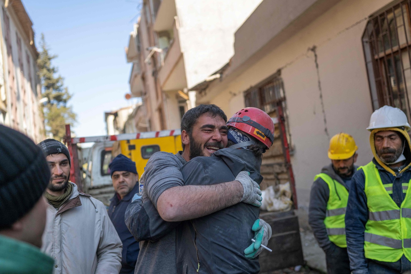 Jovem de 16 anos salvo dos escombros três dias após terremoto abraça mineiro que o resgatou  — Foto: BULENT KILIC/AFP