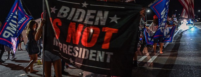 "Biden não é meu presidente", diz cartaz de apoiadores do ex-presidente dos EUA Donald Trump — Foto: GIORGIO VIERA / AFP