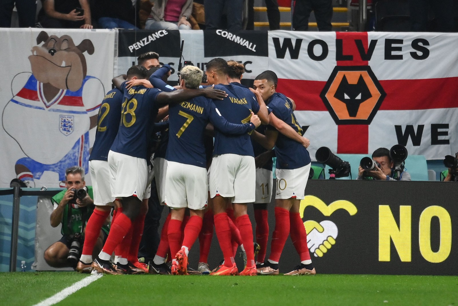 Franceses comemoram gol contra a Inglaterra — Foto: FRANCK FIFE/AFP