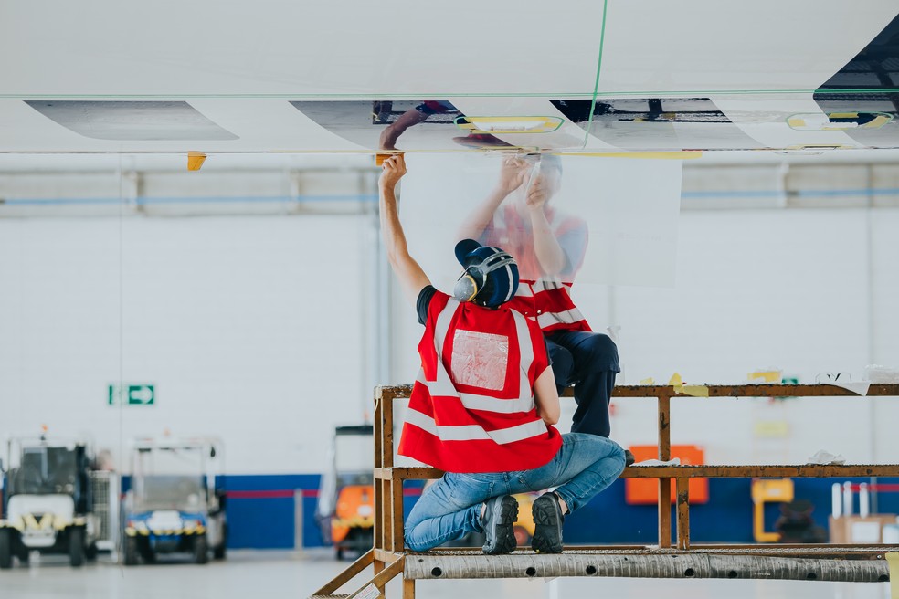 Instala&ccedil;&atilde;o da pel&iacute;cula &mdash; Foto: Divulga&ccedil;&atilde;o/Latam