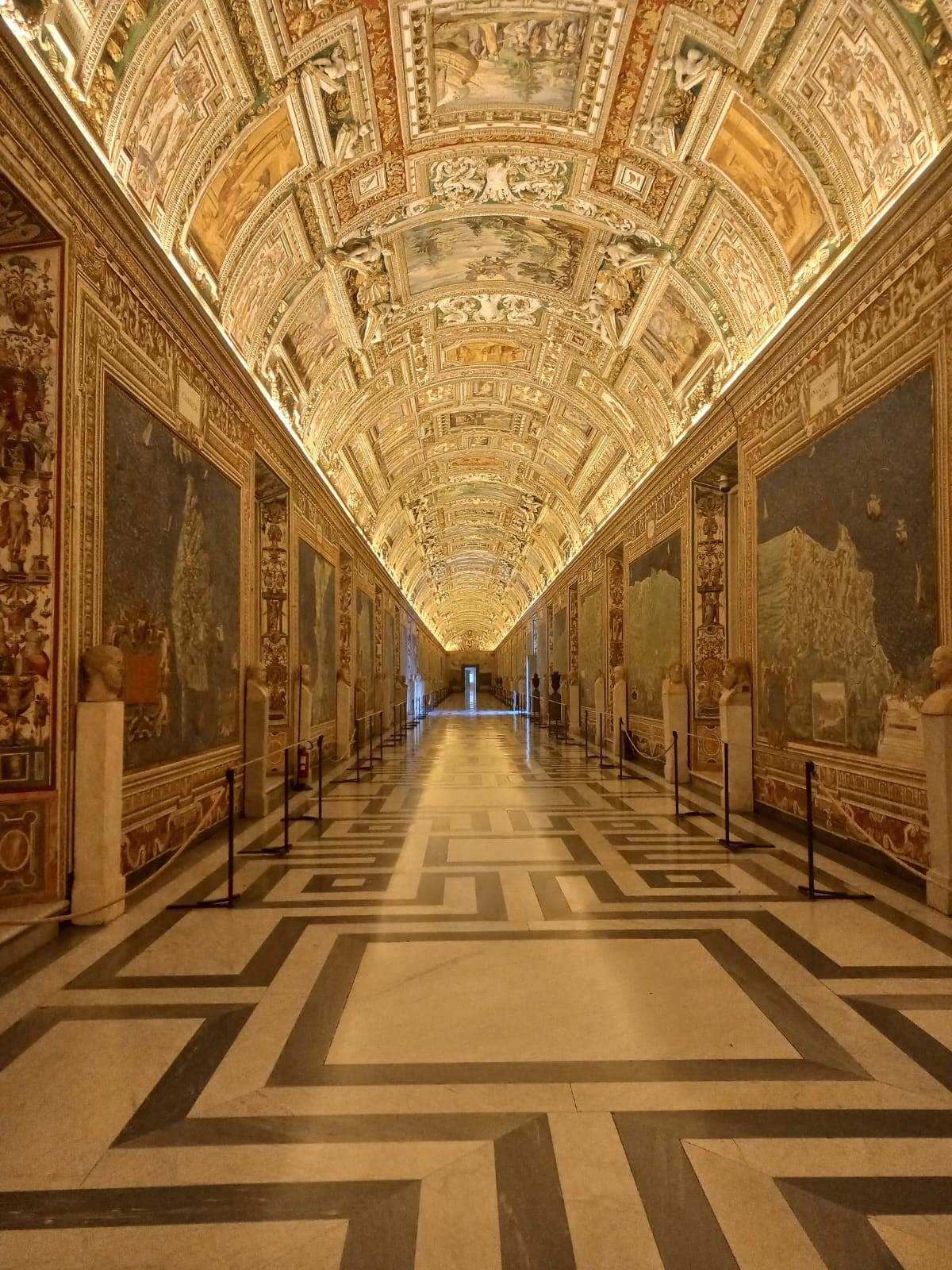 Empty corridor of the Vatican Museums, during an exclusive tour guided by the keeper of the keys of the complex — Photo: Cláudia Amorim / O Globo