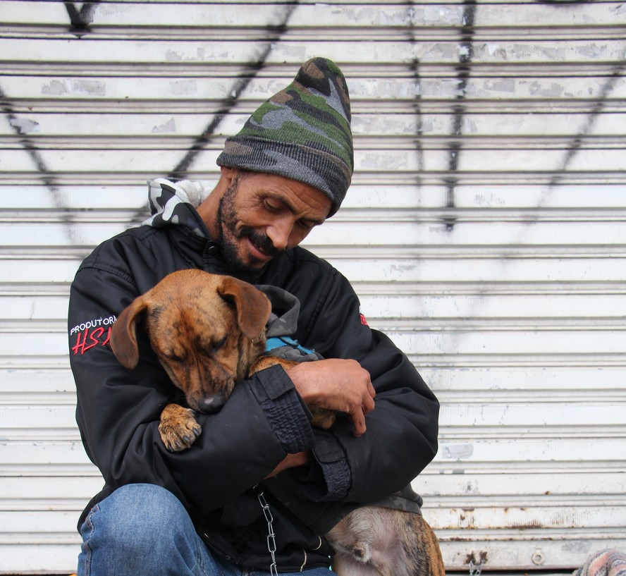 Justiça reconhece cão como membro da família e manda prefeitura devolver  animal a morador de rua