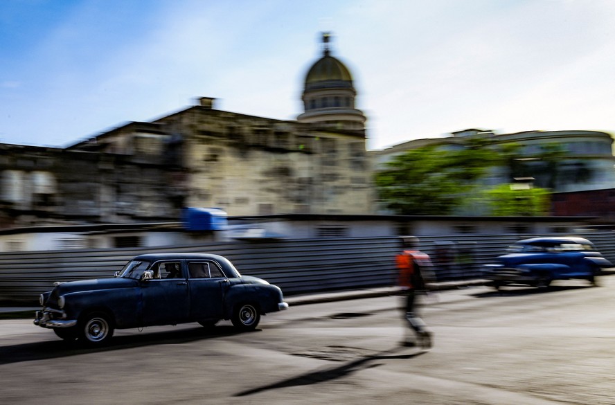 Carros americanos antigos circulam por rua de Havana, em Cuba