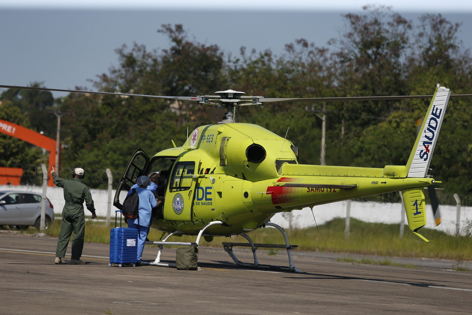 Helicóptero transportando órgãos doados pela família de Caroline Kethlin, após sua morte em acidente com ultraleve — Foto: Fabiano Rocha/Agência O Globo