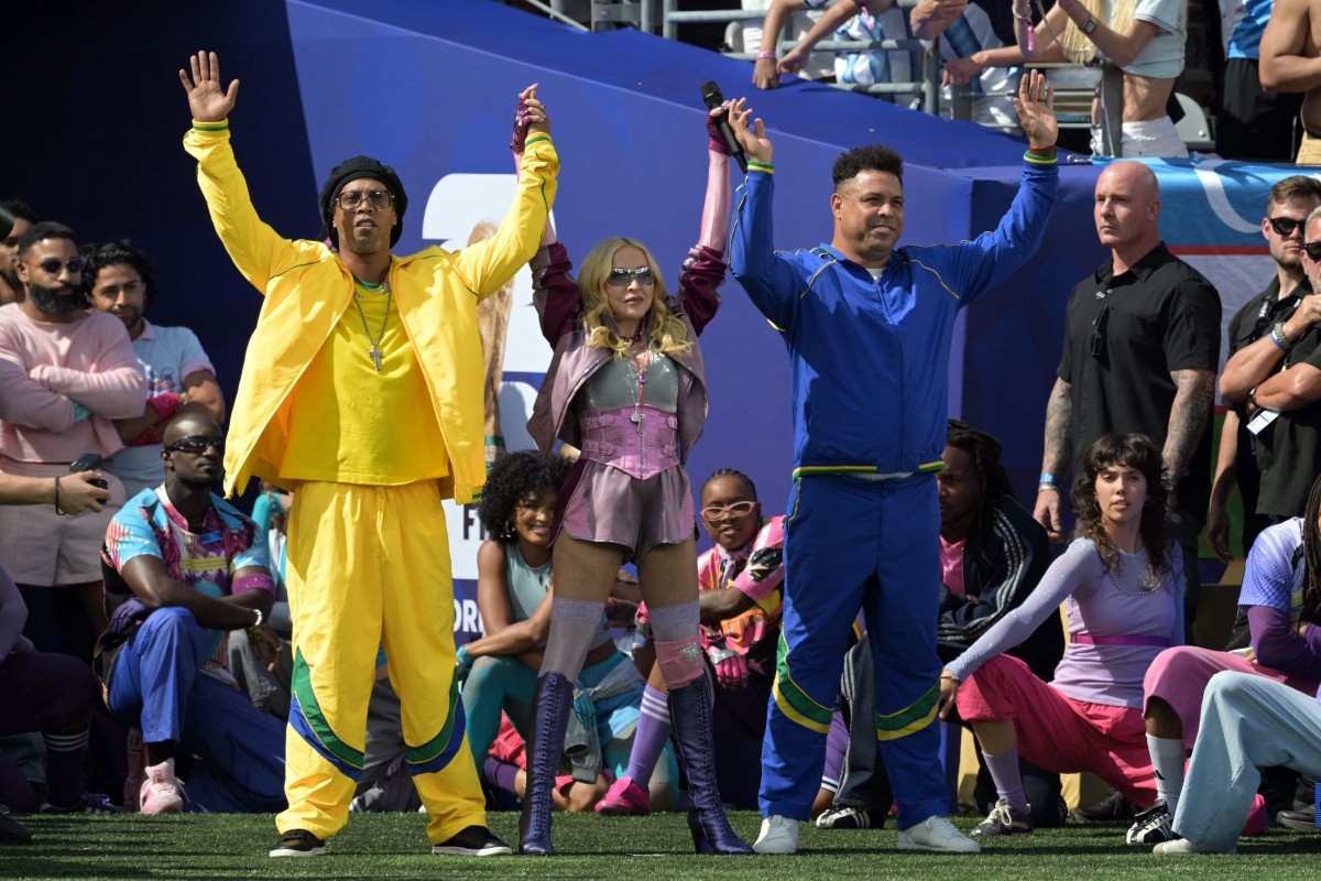 Show do intervalo entrega espetáculo à la Super Bowl, mas se perde nos excessos